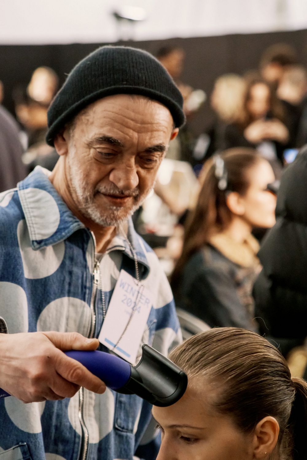 Mannequin qui se fait coiffer avec un Dyson Supersonic r